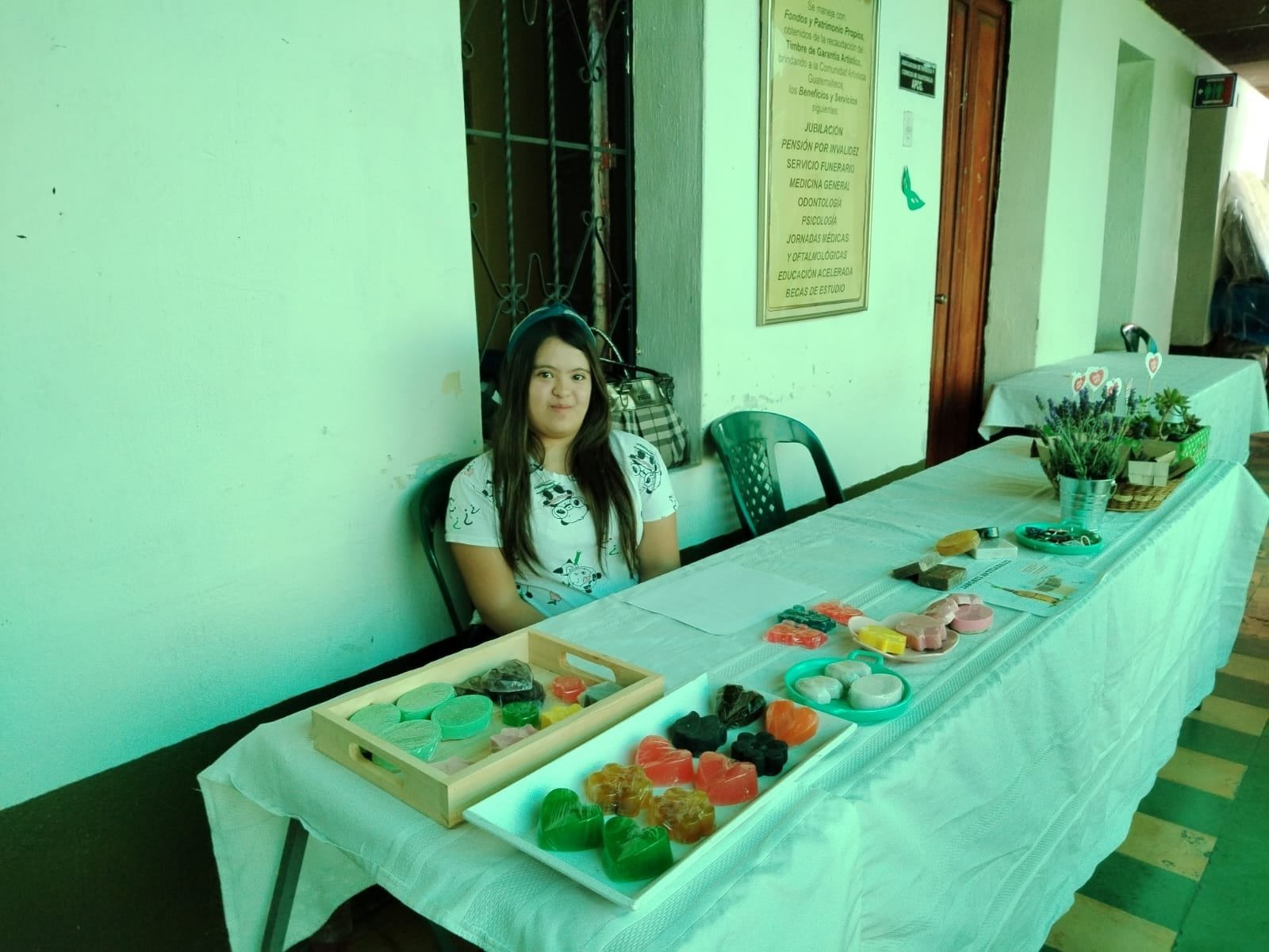  Meiling vende los jabones que elabora en bazares comunitarios. Foto: cortesía Ingrid Lee. 